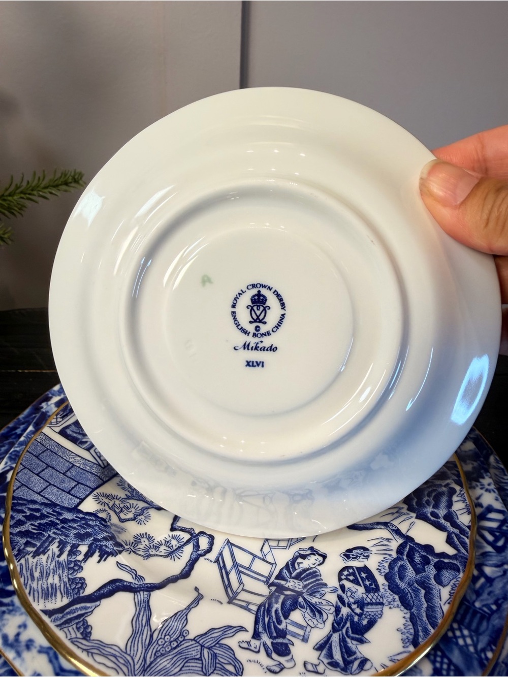 Royal Crown Derby Blue Mikado 5 Piece PLACE SETTING Plate Coffee Tea cup England - Picture 4 of 9